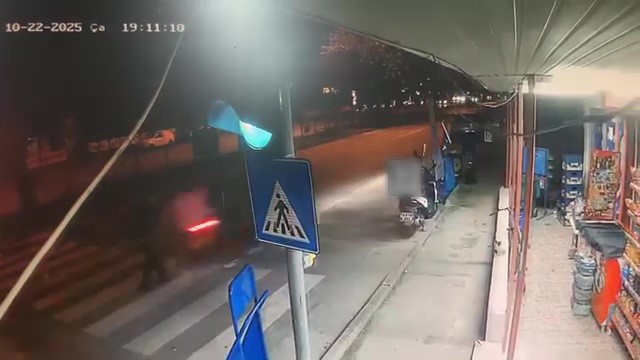motosikletli-kuryenin-carptigi-yasli-adam-kanlar-icinde-yere-yigildi