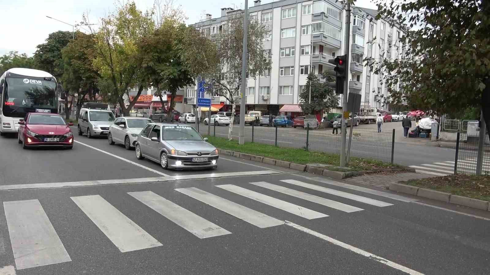 motosikletli-kuryenin-carptigi-yasli-adam-kanlar-icinde-yere-yigildi