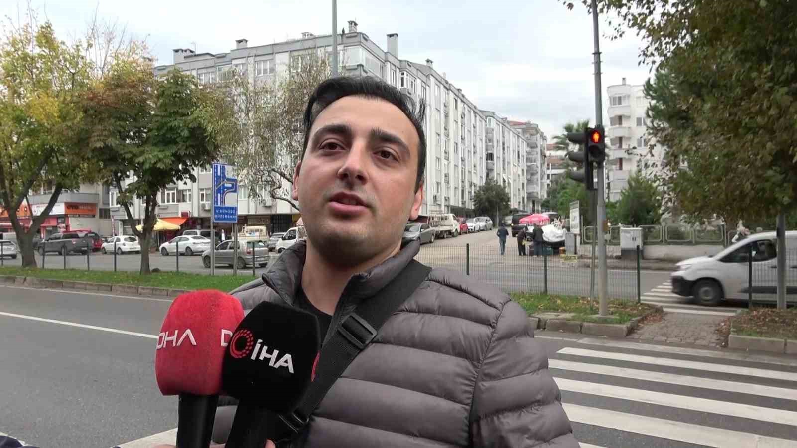 motosikletli-kuryenin-carptigi-yasli-adam-kanlar-icinde-yere-yigildi