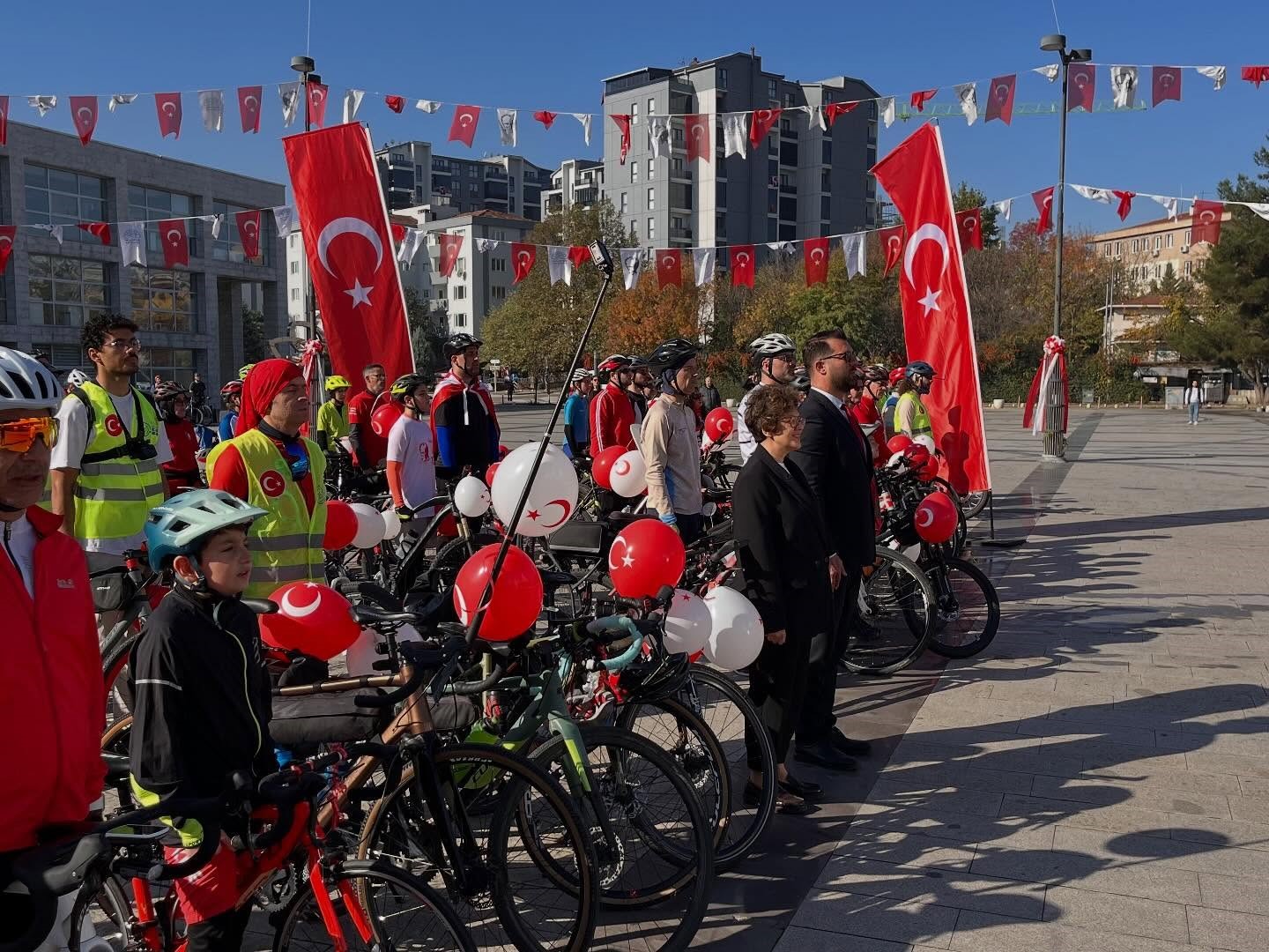 niluferde-cumhuriyet-coskusu-pedallarla-sokaklara-tasindi