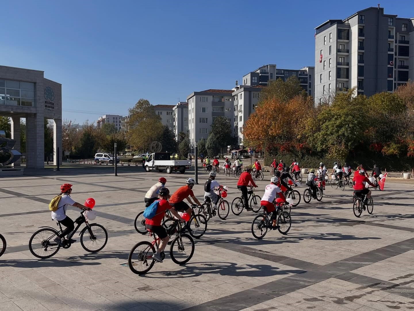 niluferde-cumhuriyet-coskusu-pedallarla-sokaklara-tasindi