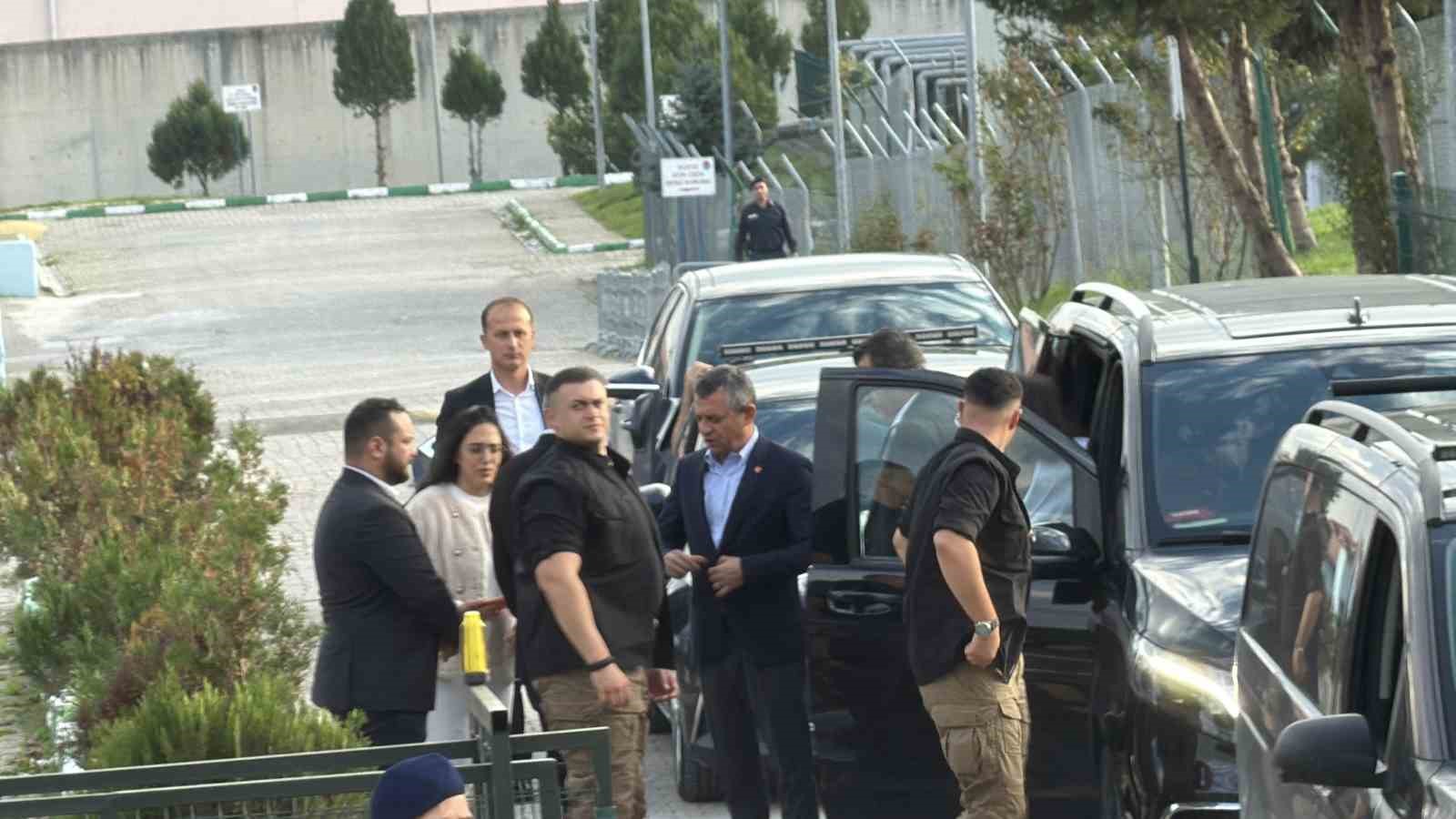 ozgur-ozel-duzcede-tutuklu-bulunan-pinar-turkeri-ziyaret-etti