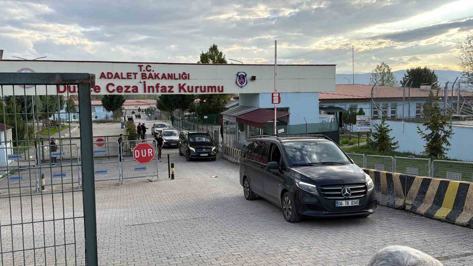 ozgur-ozel-duzcede-tutuklu-bulunan-pinar-turkeri-ziyaret-etti