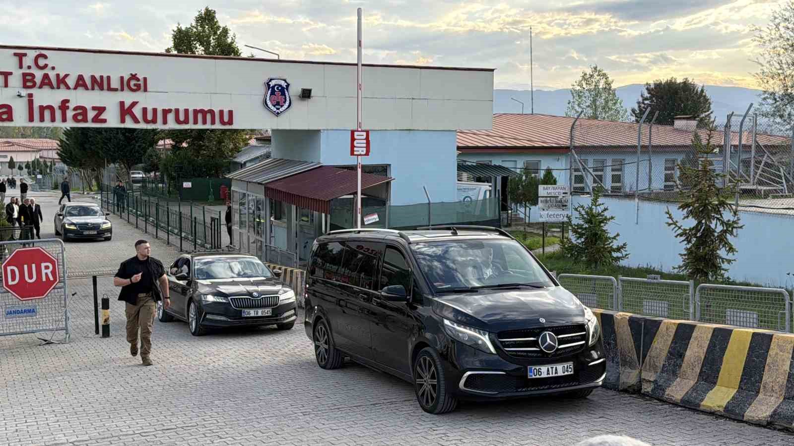 ozgur-ozel-duzcede-tutuklu-bulunan-pinar-turkeri-ziyaret-etti