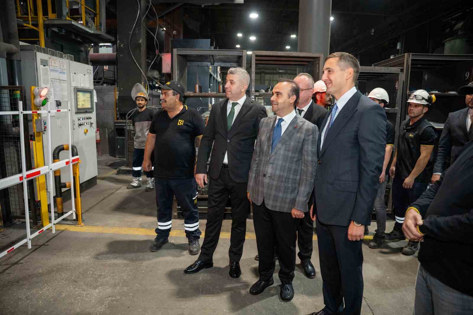 sanayi-ve-teknoloji-bakani-mehmet-fatih-kacir-kutes-fabrikasini-ziyaret-etti