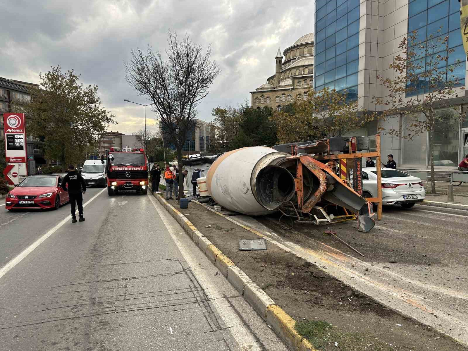 sancaktepede-beton-mikseri-devrildi-1-yarali