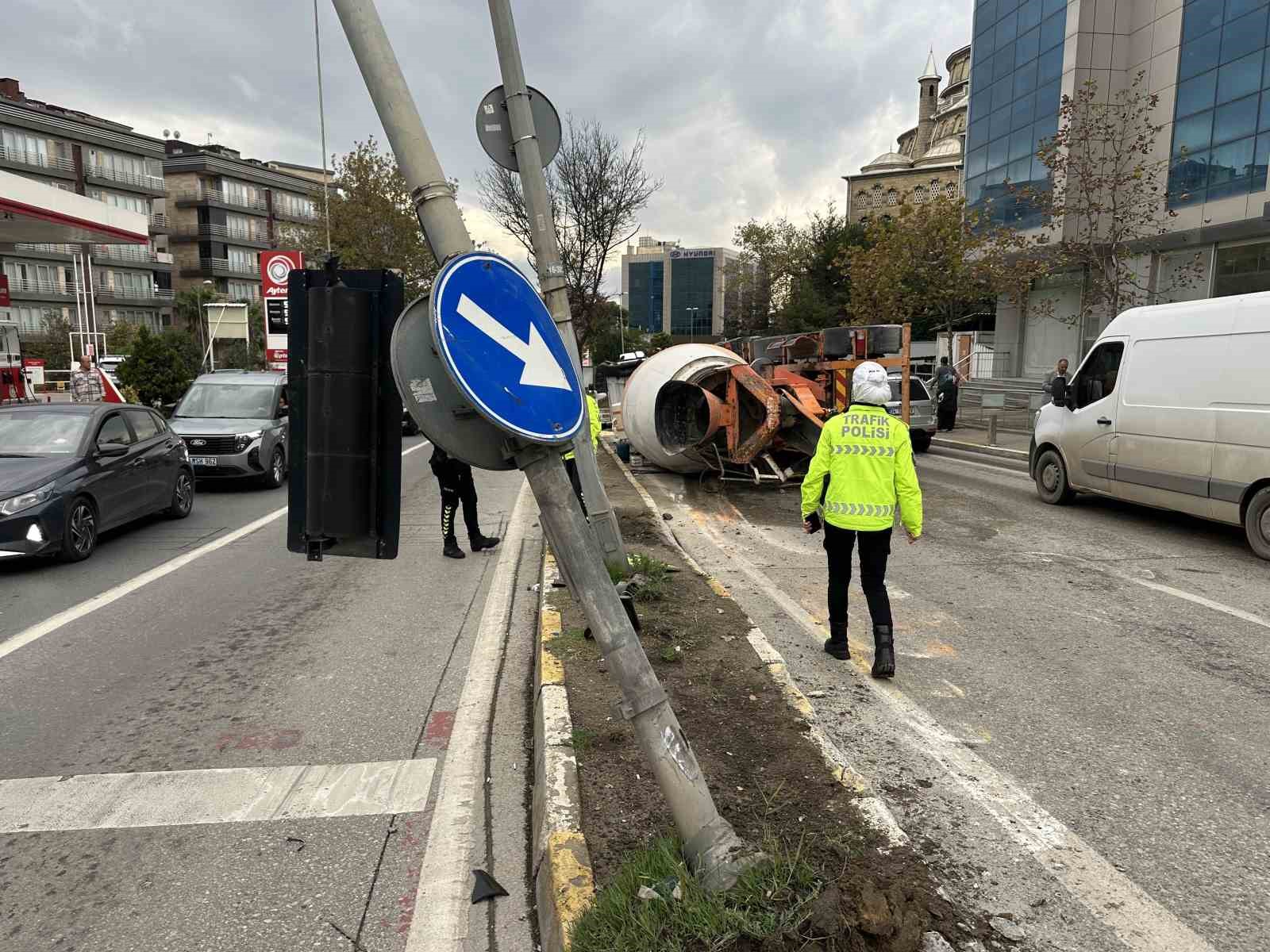 sancaktepede-beton-mikseri-devrildi-1-yarali