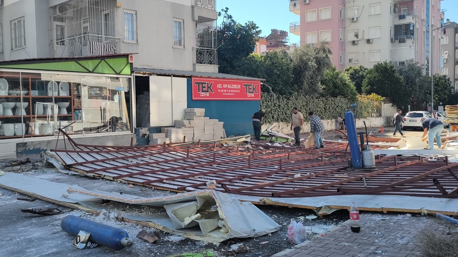 tonlarca-agirliktaki-catinin-firtinada-uctugu-anlar-kamerada