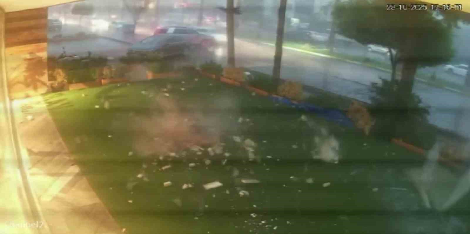 tonlarca-agirliktaki-catinin-firtinada-uctugu-anlar-kamerada