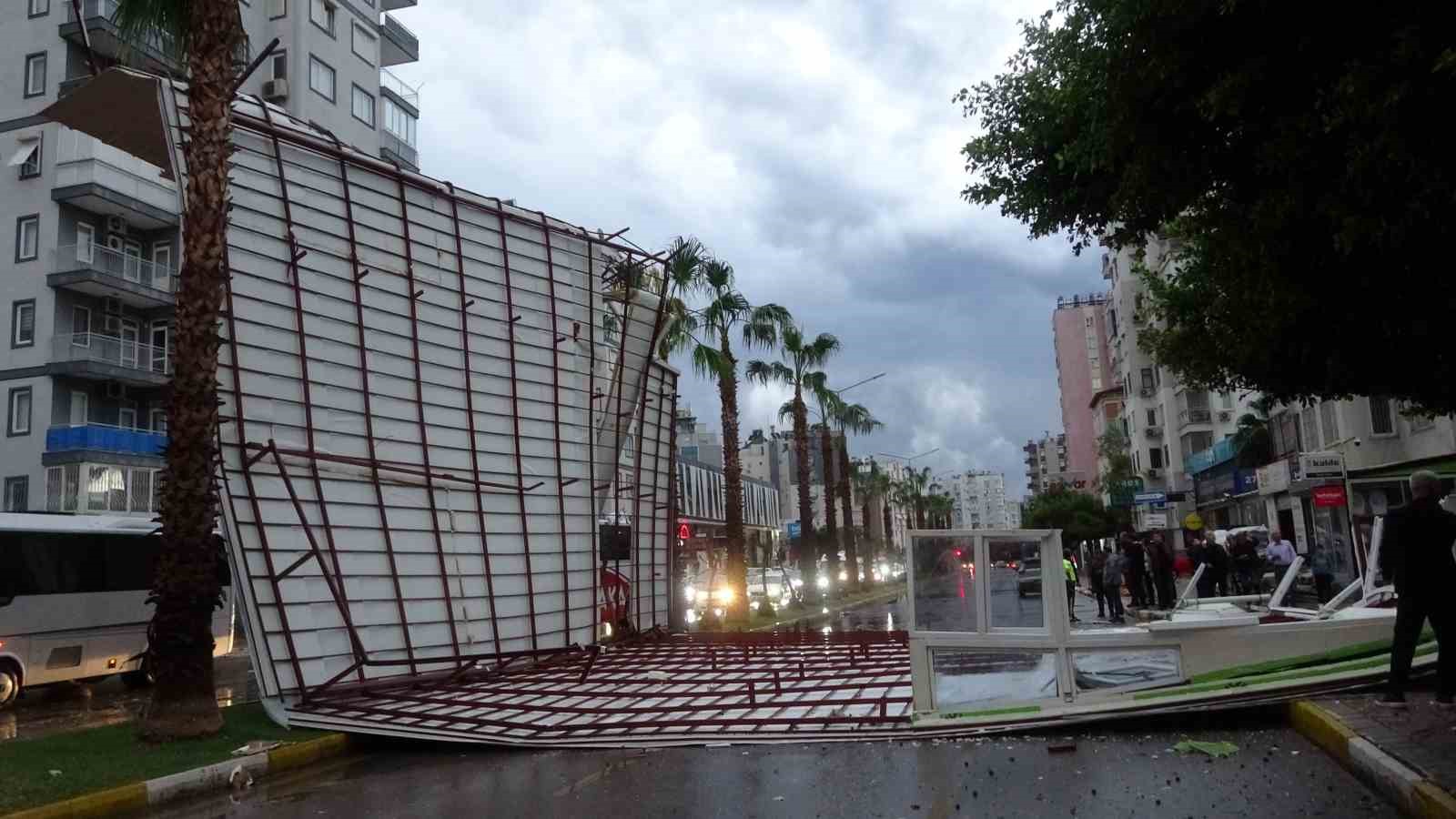 tonlarca-agirliktaki-catinin-firtinada-uctugu-anlar-kamerada