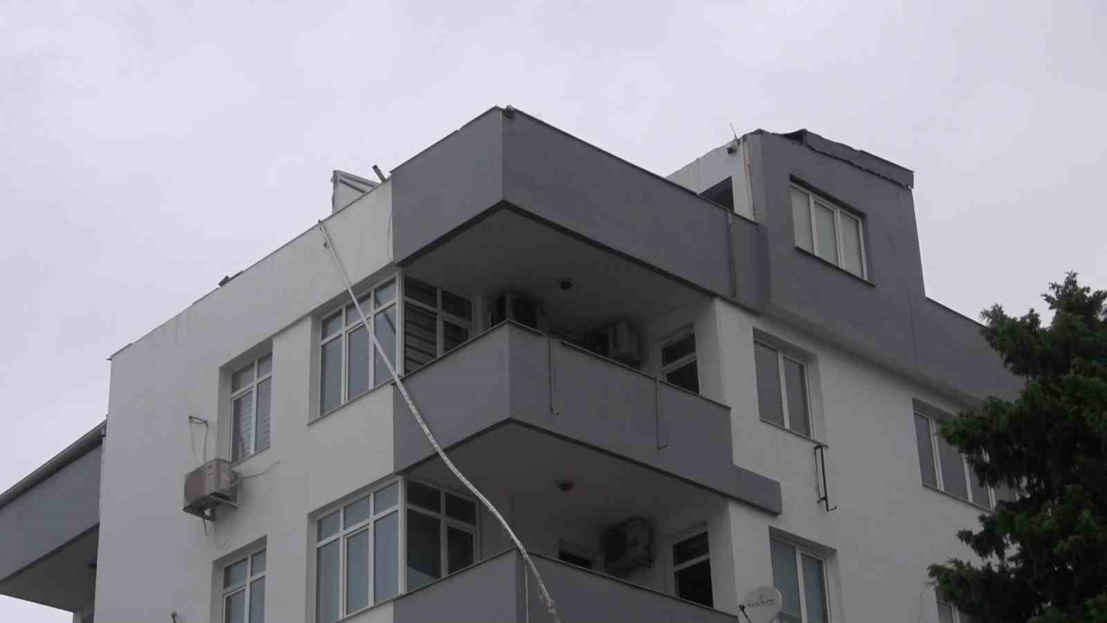 tonlarca-agirliktaki-catinin-firtinada-uctugu-anlar-kamerada