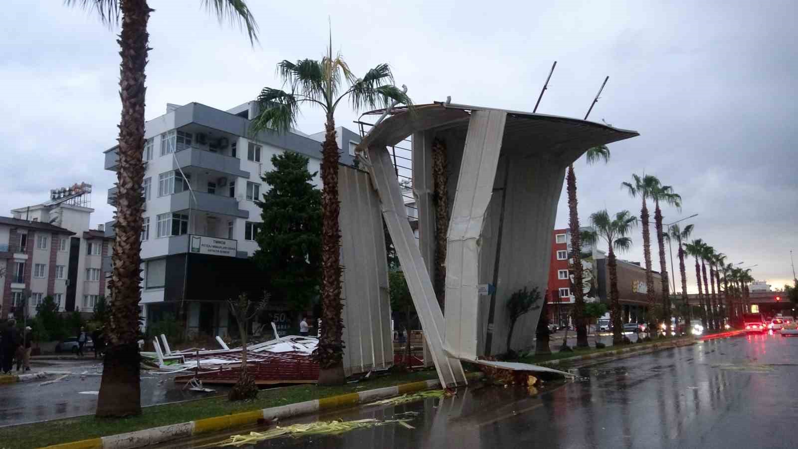 tonlarca-agirliktaki-catinin-firtinada-uctugu-anlar-kamerada