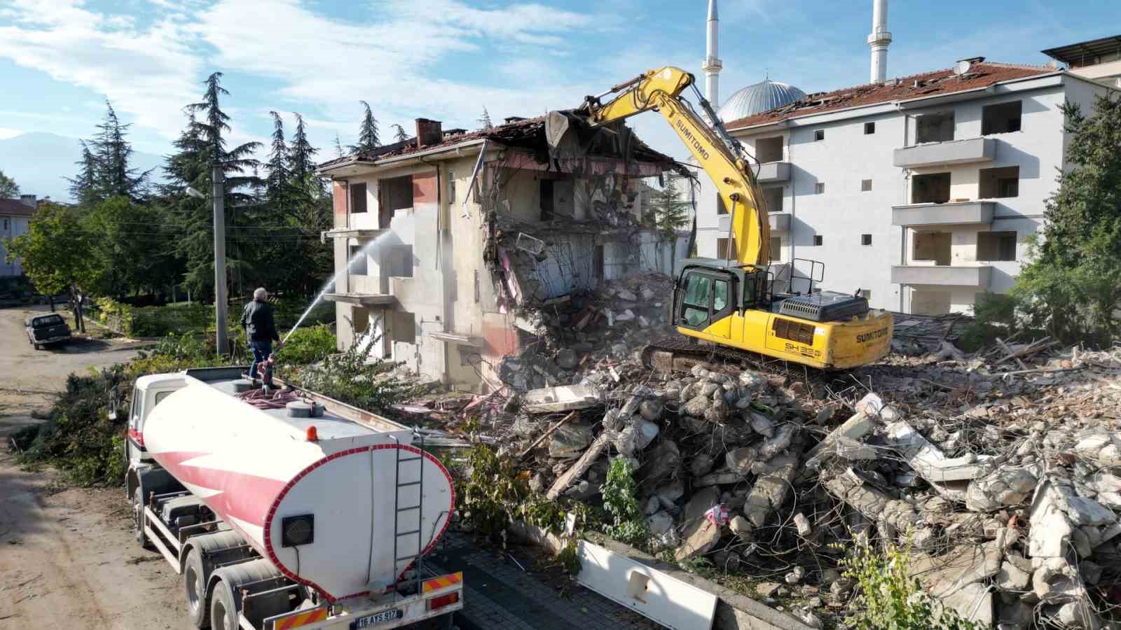 turgutalp-kentsel-donusumde-2-ve-3-etap-yikimlari-basladi