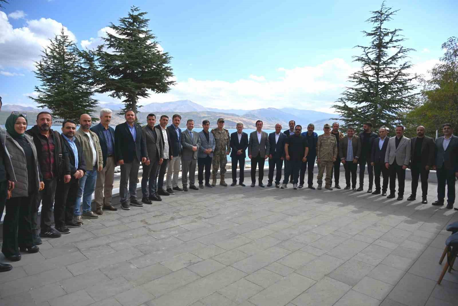 vali-karakaya-basinla-bir-araya-geldi