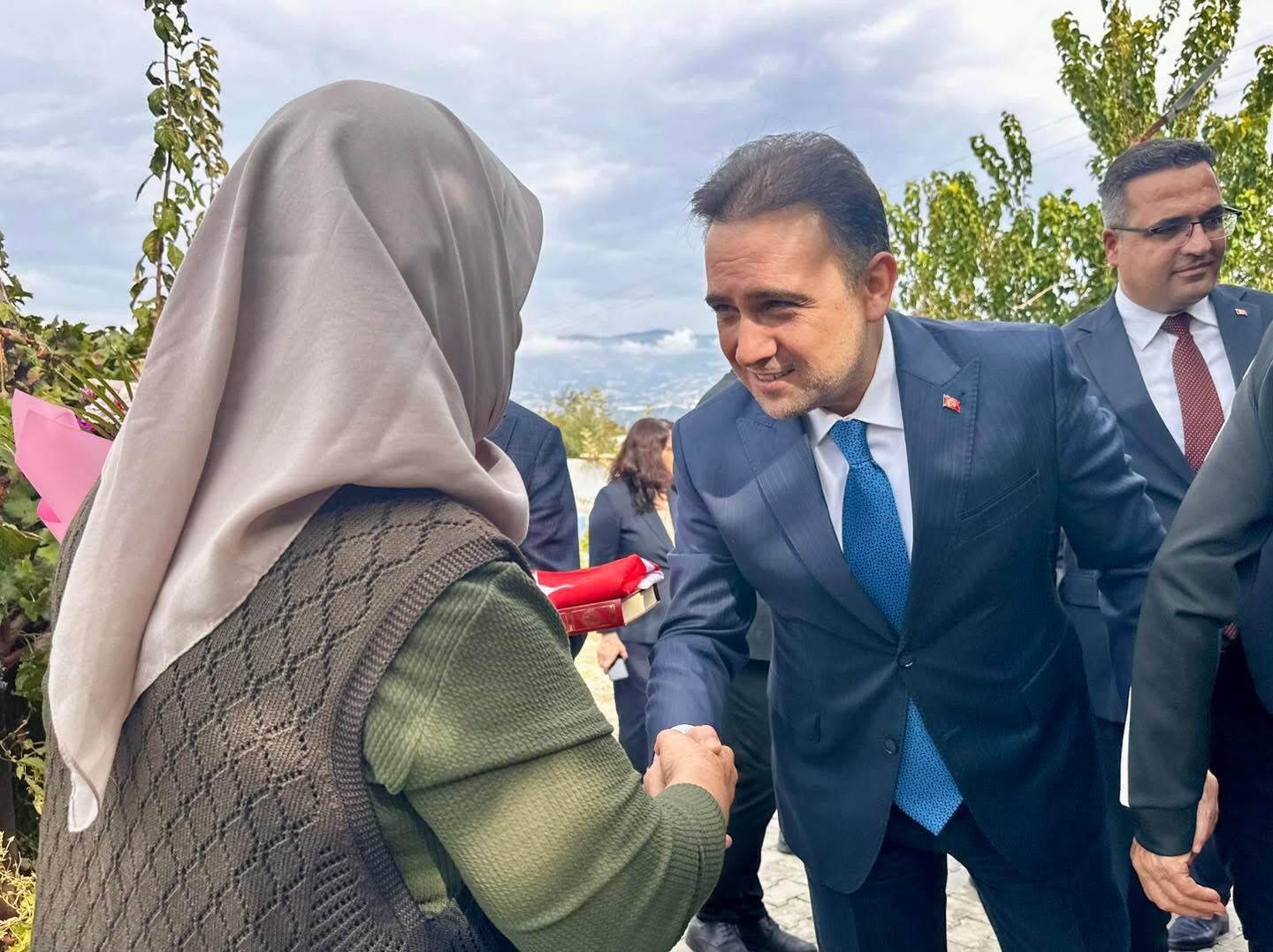 vali-ozkan-ve-beraberindekilerden-sehit-ailesine-anlamli-ziyaret