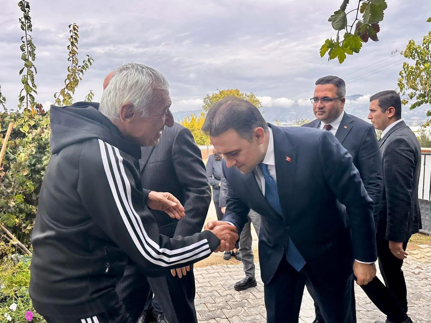 vali-ozkan-ve-beraberindekilerden-sehit-ailesine-anlamli-ziyaret