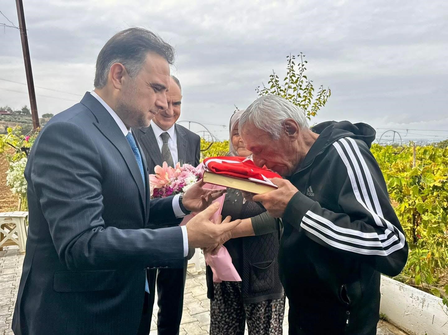 vali-ozkan-ve-beraberindekilerden-sehit-ailesine-anlamli-ziyaret