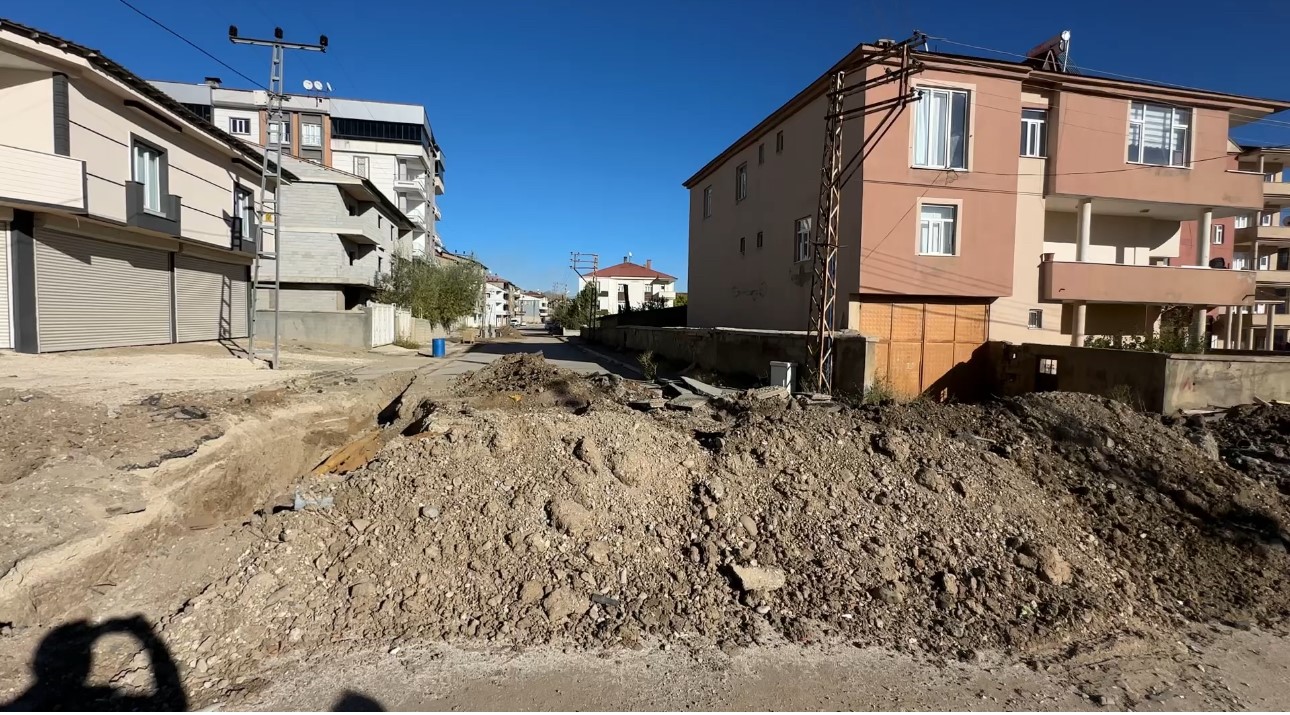 yuksekovada-kaldirimlar-adeta-kostebek-yuvasina-dondu