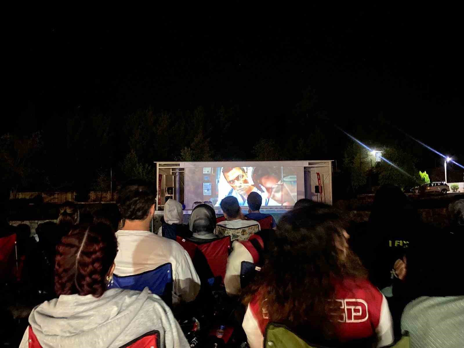yuzlerce-universite-ogrencisi-gece-acik-hava-sinemasinda-bulustu
