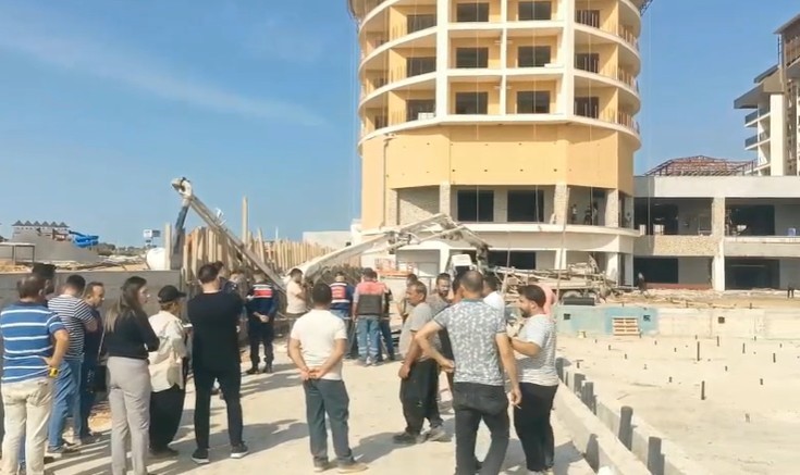 alanyada-otel-insaatinda-yan-yatan-beton-mikserin-kolu-isciye-carpti-1-olu