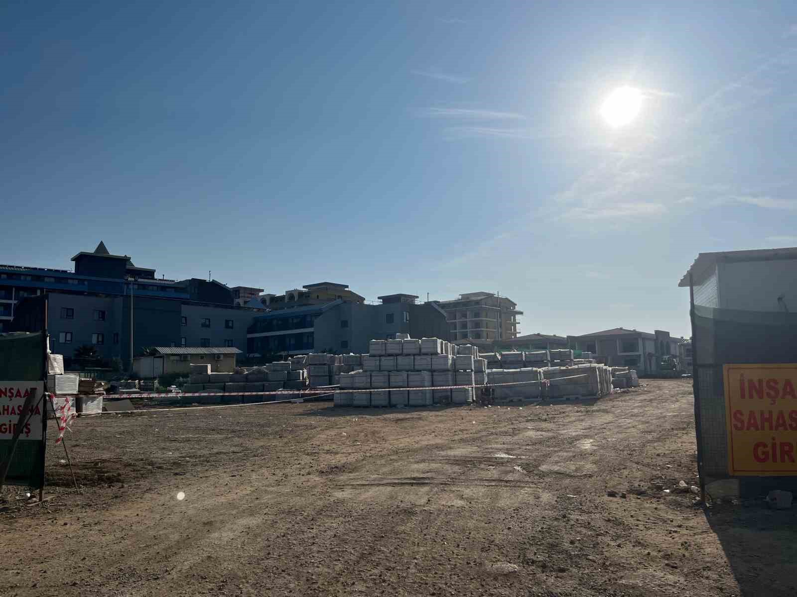 alanyada-otel-insaatinda-yan-yatan-beton-mikserin-kolu-isciye-carpti-1-olu