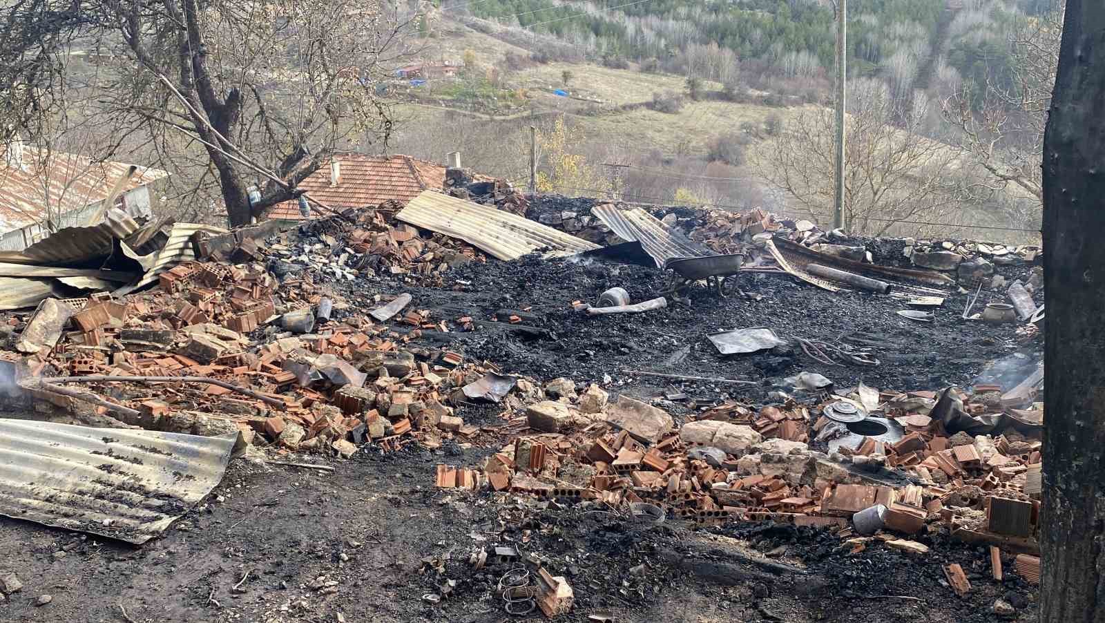 alevlere-teslim-olan-evde-yanarak-hayatini-kaybetti