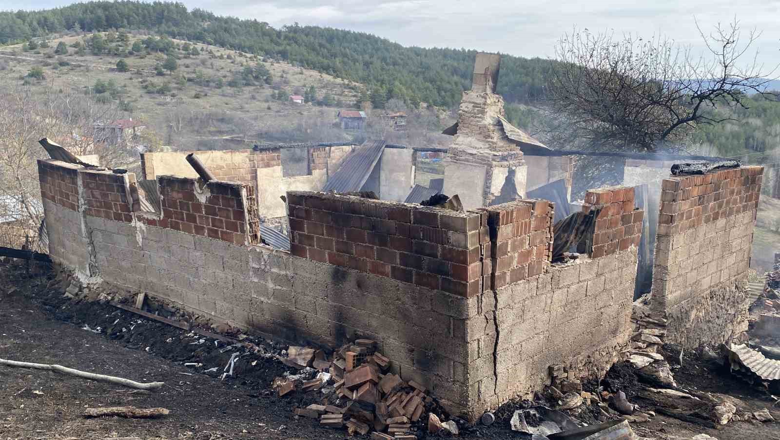 alevlere-teslim-olan-evde-yanarak-hayatini-kaybetti