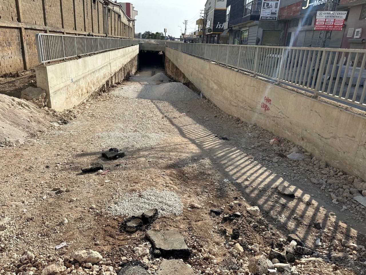 alt-gecit-bitmeyince-bitme-noktasina-gelen-esnaf-isyan-etti