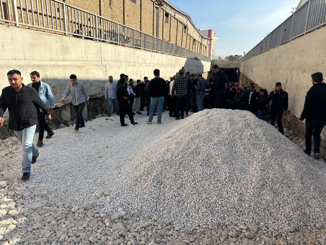 alt-gecit-bitmeyince-bitme-noktasina-gelen-esnaf-isyan-etti