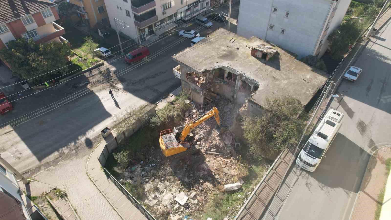 cayirovada-metruk-bina-yikildi