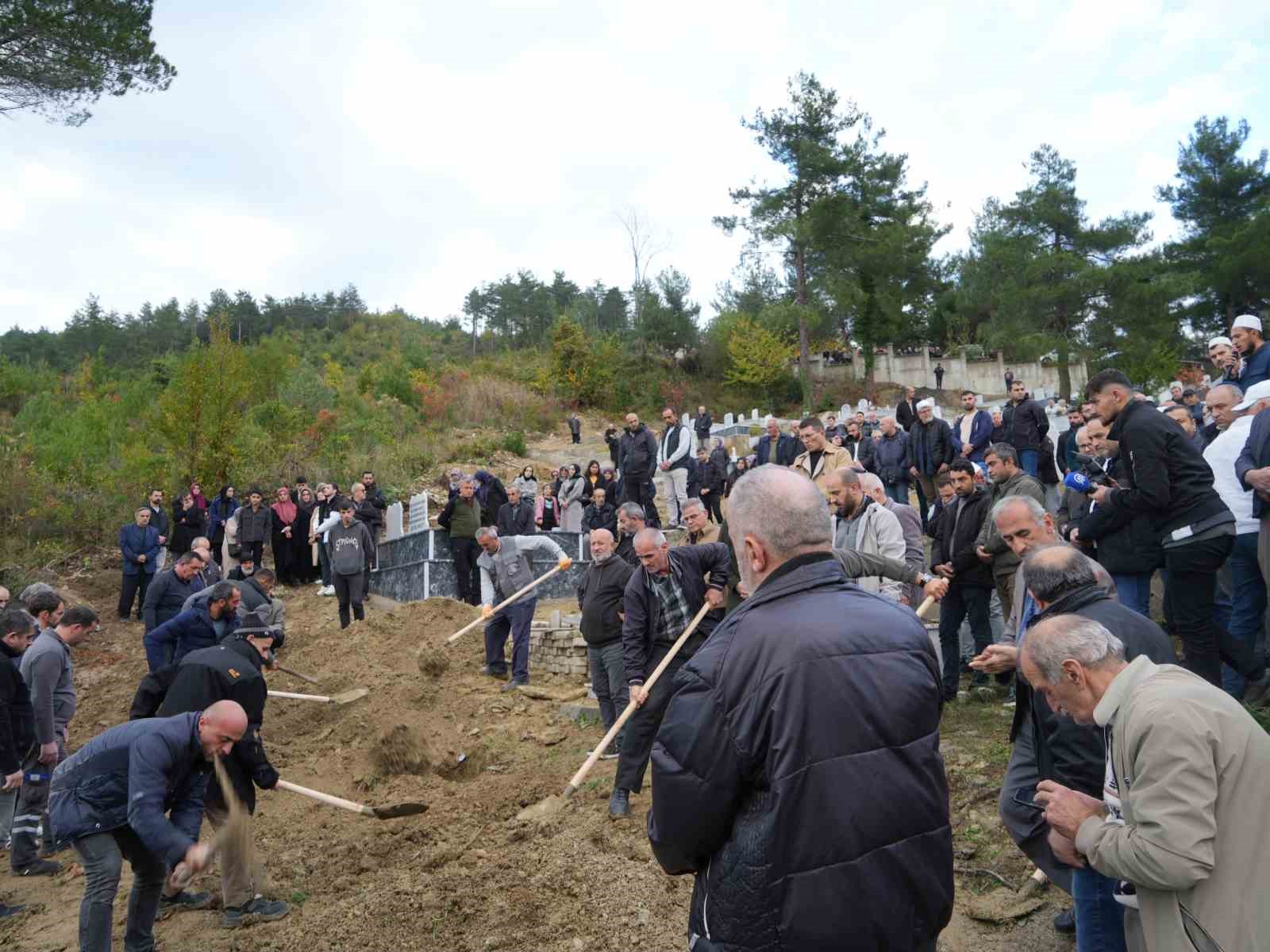 dere-yataginda-cenazelerine-ulasilan-anne-ve-oglu-gozyaslari-arasinda-topraga-verildi