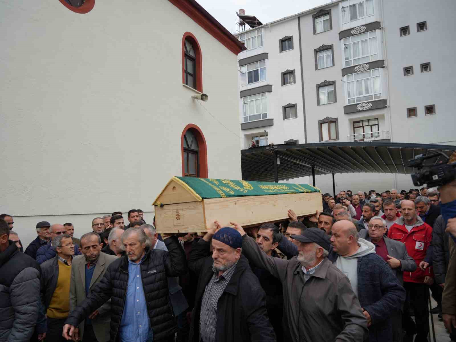 dere-yataginda-cenazelerine-ulasilan-anne-ve-oglu-gozyaslari-arasinda-topraga-verildi