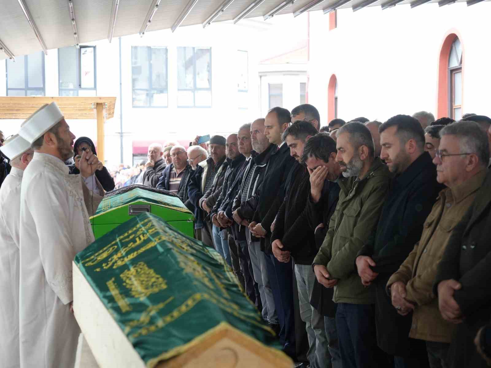 dere-yataginda-cenazelerine-ulasilan-anne-ve-oglu-gozyaslari-arasinda-topraga-verildi