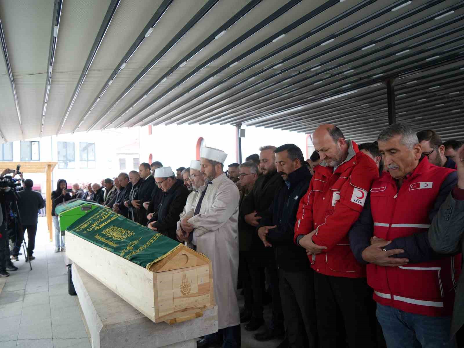 dere-yataginda-cenazelerine-ulasilan-anne-ve-oglu-gozyaslari-arasinda-topraga-verildi