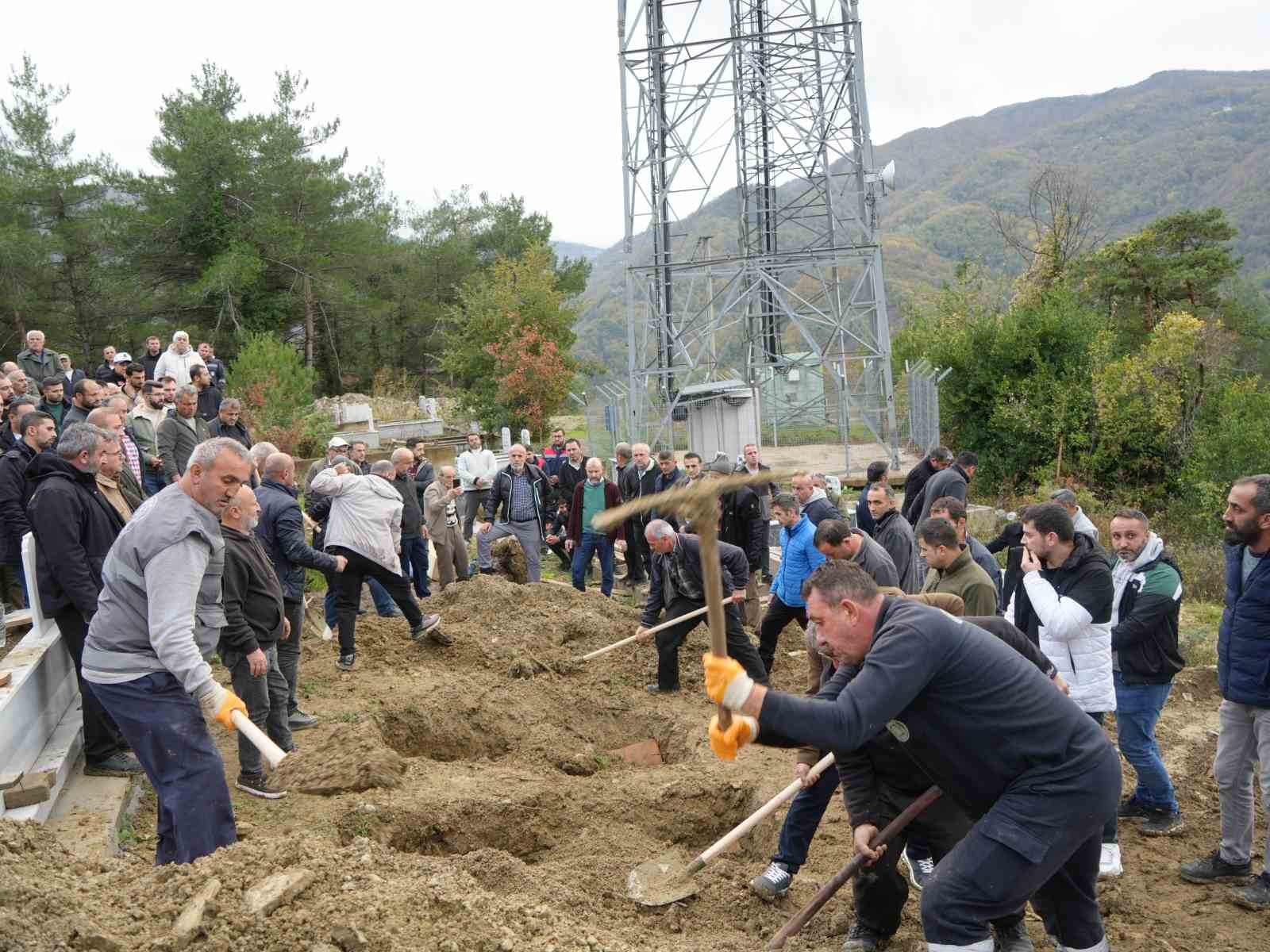 dere-yataginda-cenazelerine-ulasilan-anne-ve-oglu-gozyaslari-arasinda-topraga-verildi