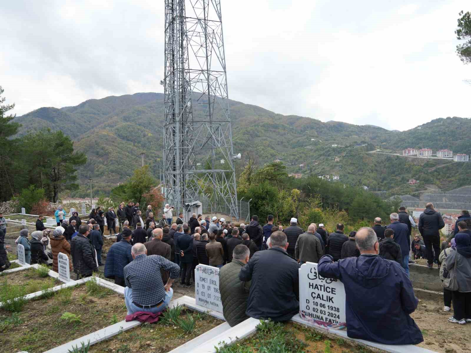 dere-yataginda-cenazelerine-ulasilan-anne-ve-oglu-gozyaslari-arasinda-topraga-verildi