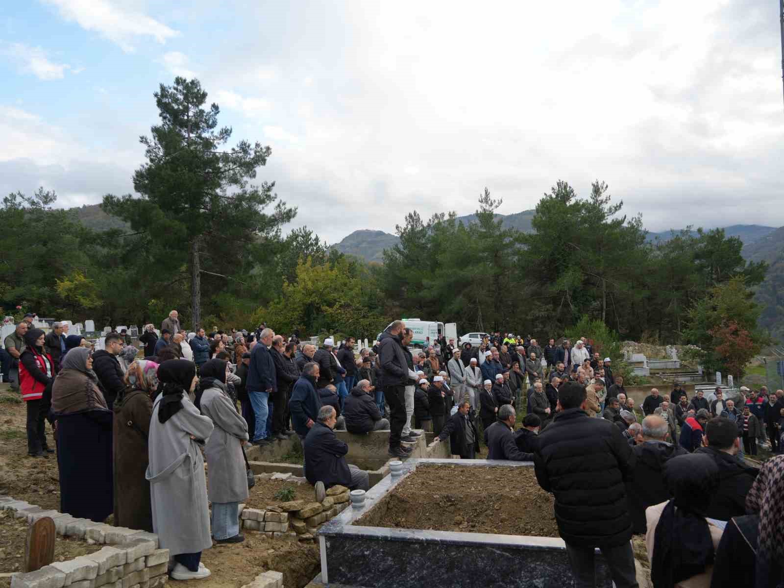 dere-yataginda-cenazelerine-ulasilan-anne-ve-oglu-gozyaslari-arasinda-topraga-verildi