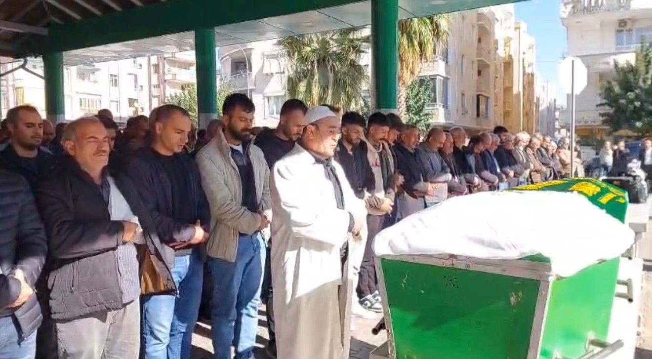 devrilen-otomobilde-hayatini-kaybeden-kadin-memleketinde-defnedildi