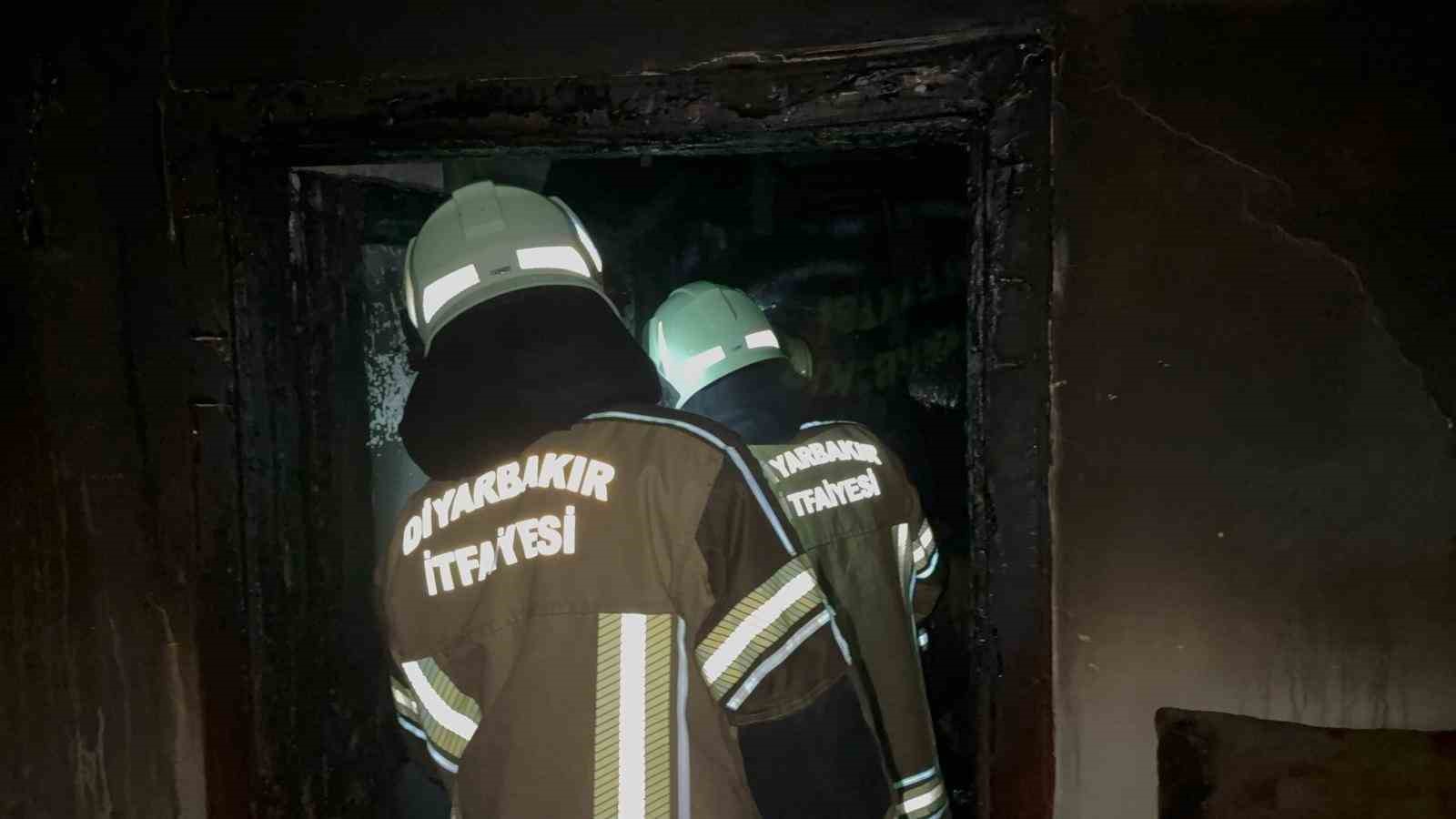 diyarbakirda-2si-cocuk-7-kisinin-etkilendigi-yangin-kask-kamerasina-yansidi