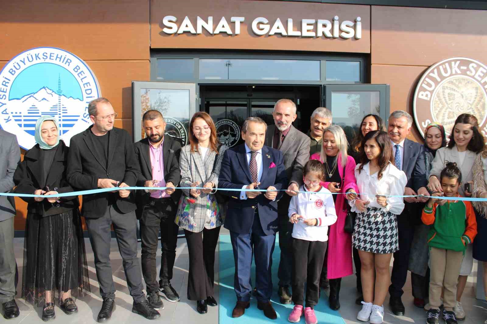 dogada-buldugu-ahsap-parcalarini-kus-evini-cevirdi