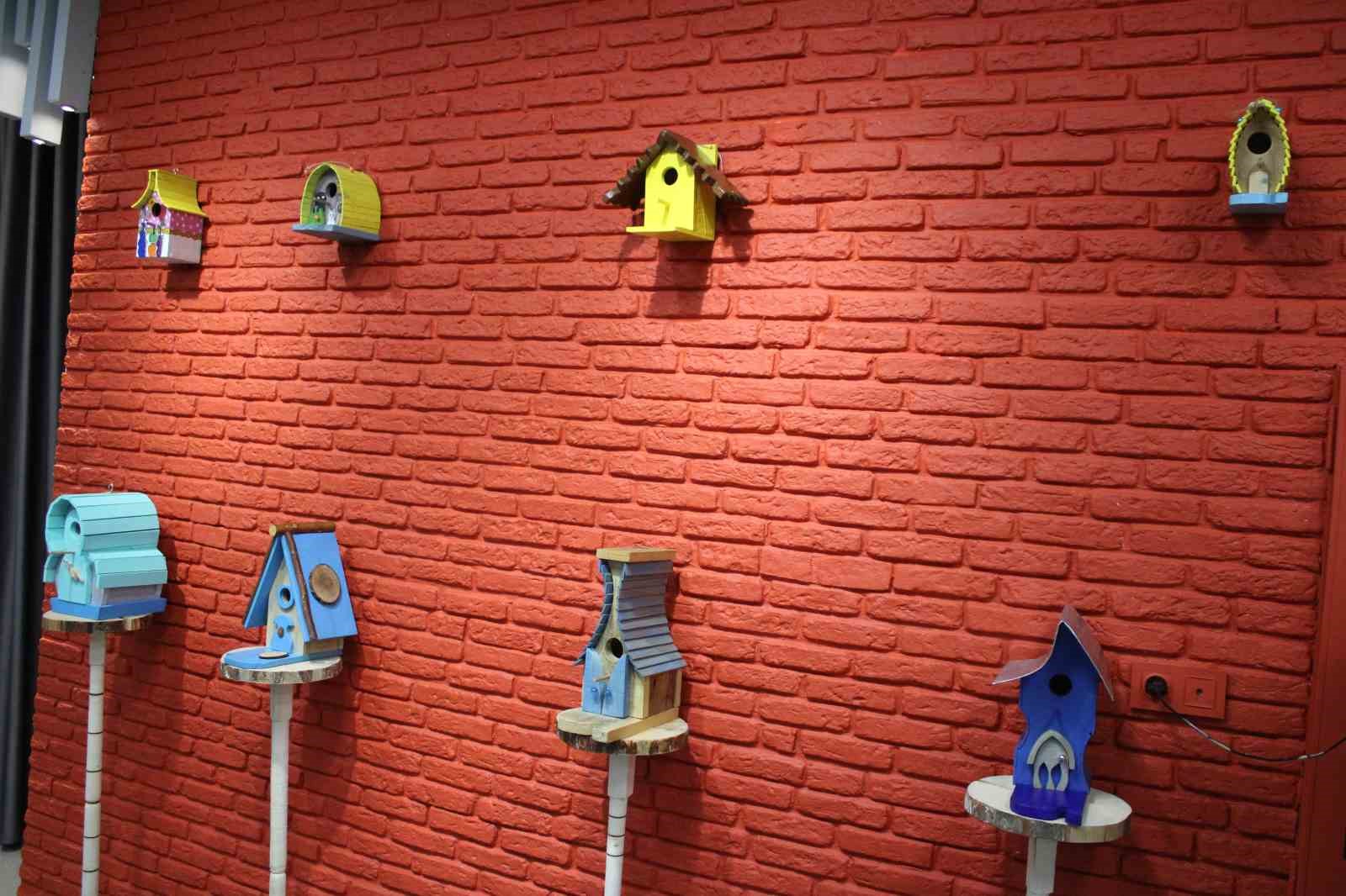 dogada-buldugu-ahsap-parcalarini-kus-evini-cevirdi