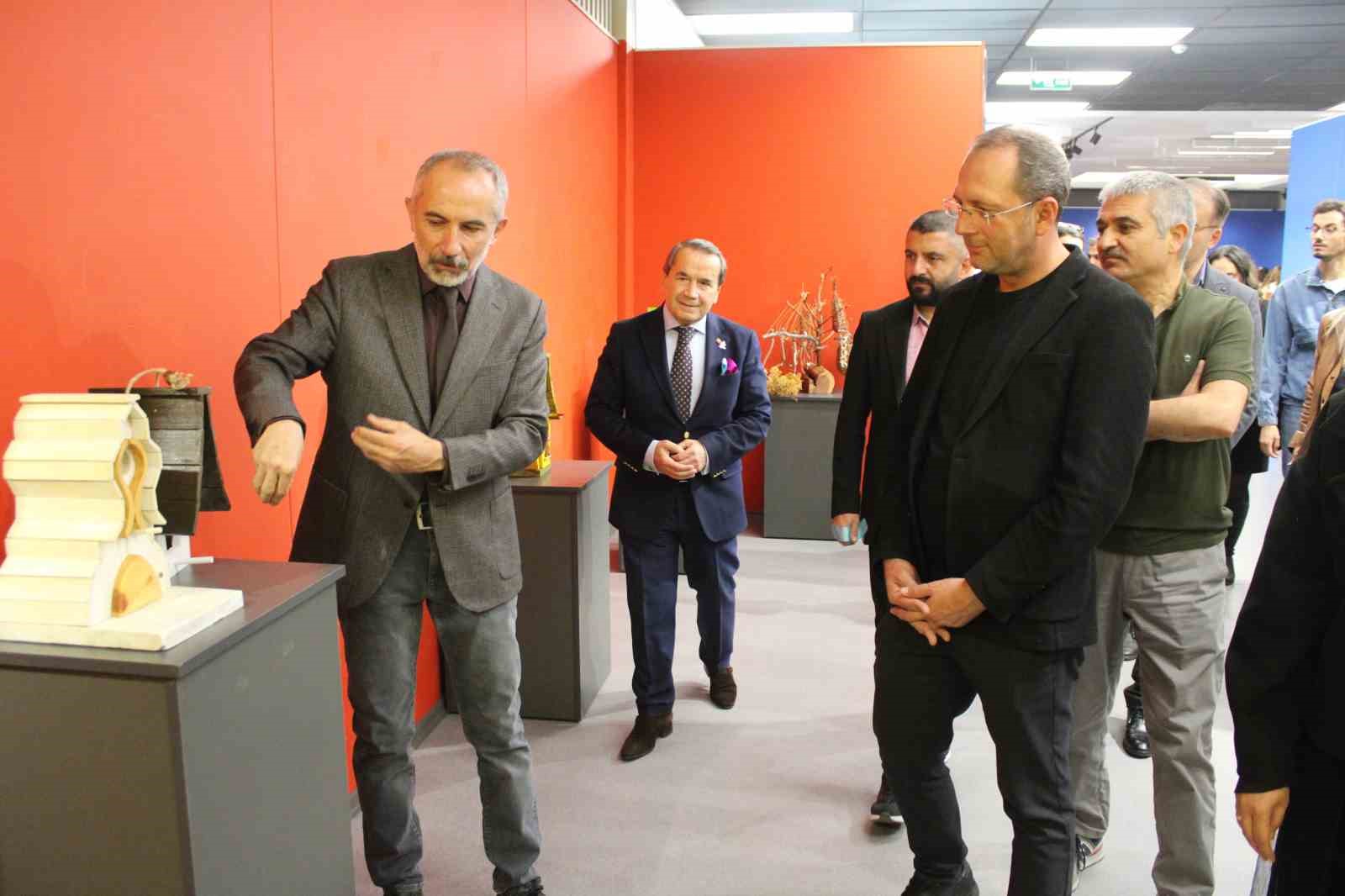 dogada-buldugu-ahsap-parcalarini-kus-evini-cevirdi