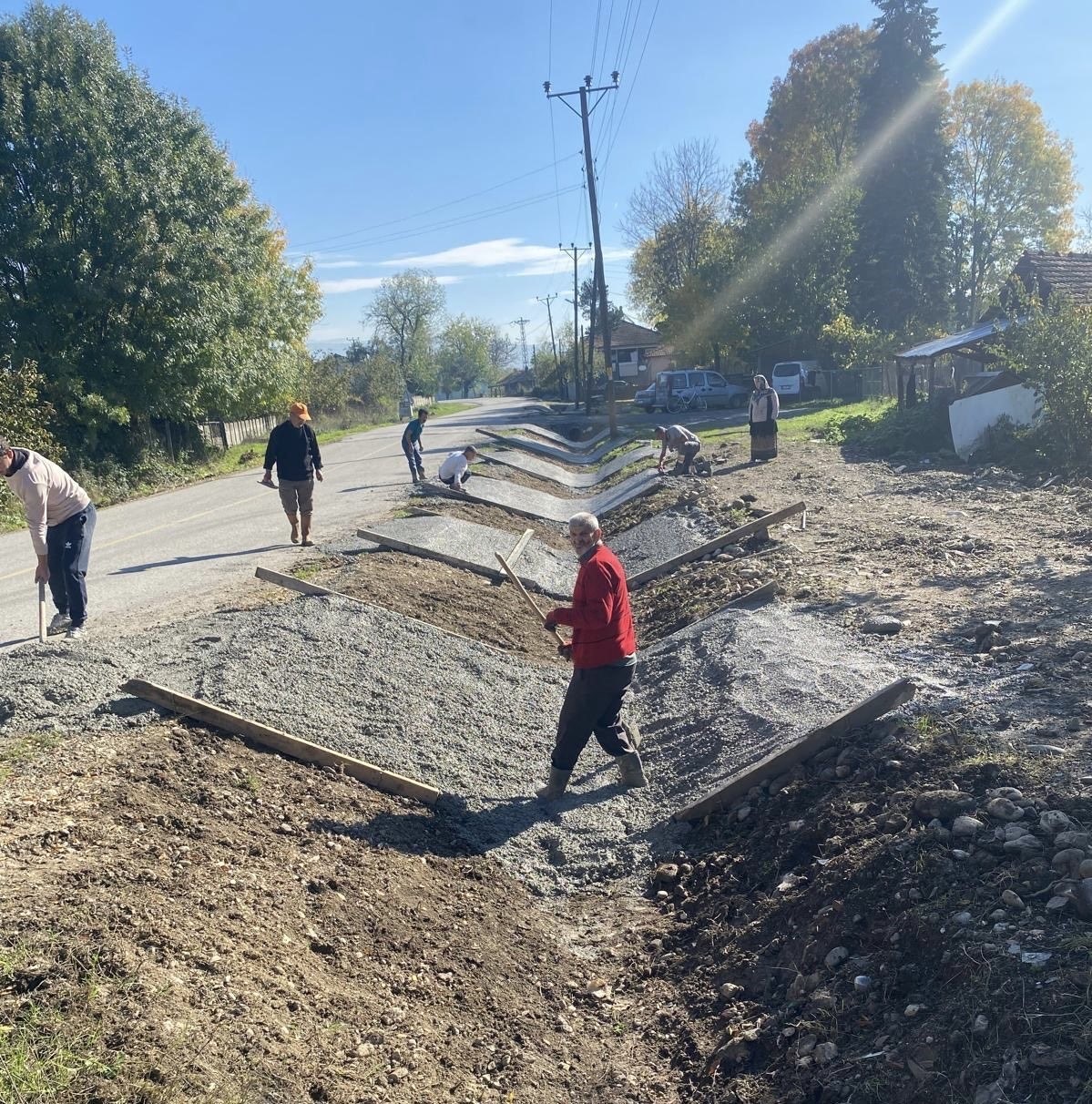 duzcede-koy-yollarina-v-kanal-yapiliyor