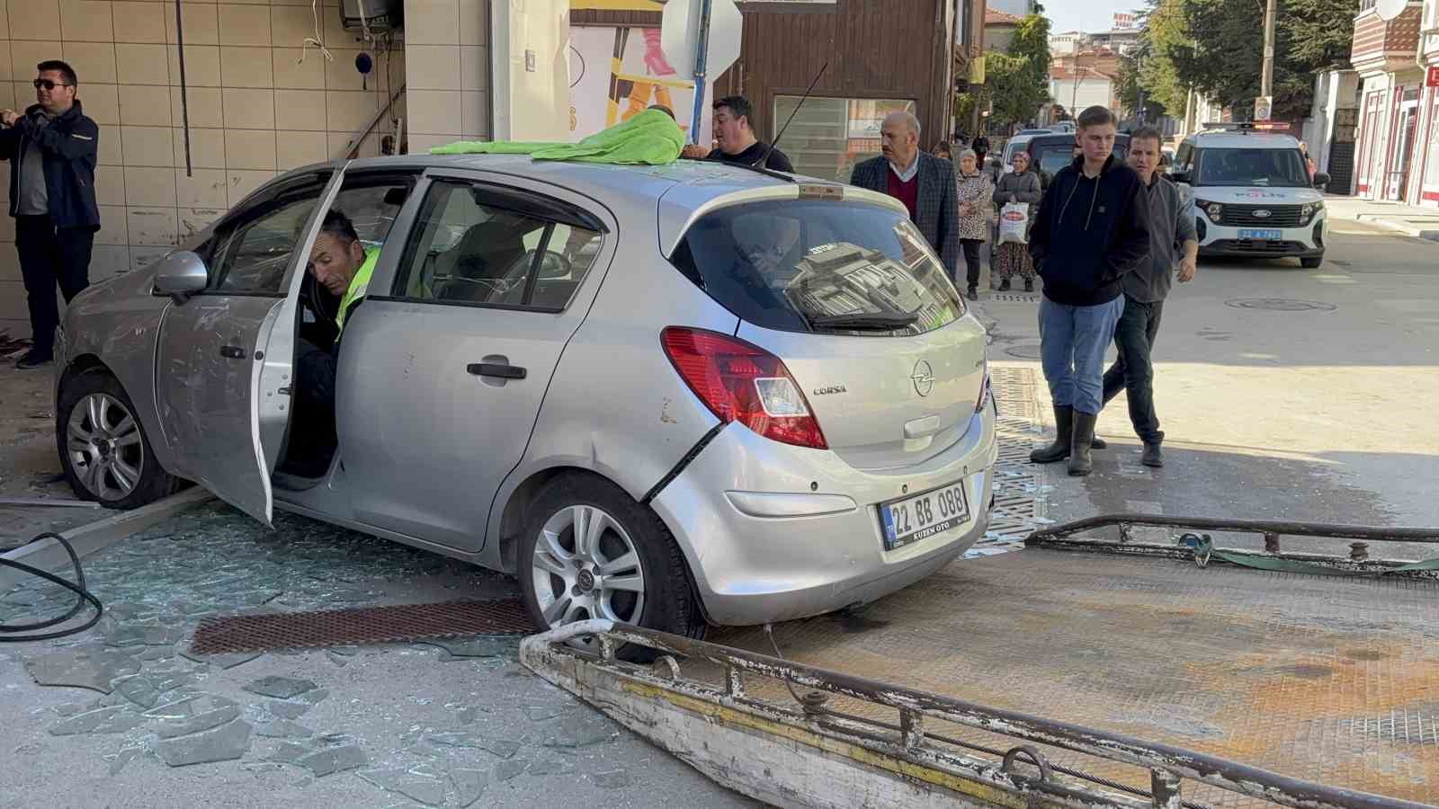 edirnede-otomobil-firina-girdi-4-yarali