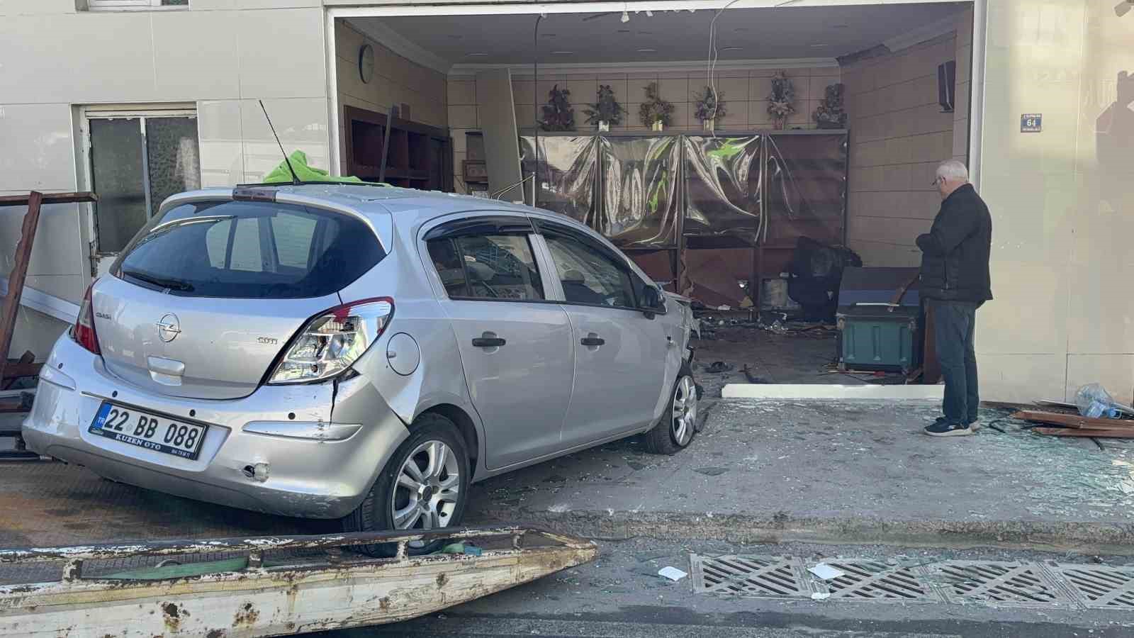 edirnede-otomobil-firina-girdi-4-yarali