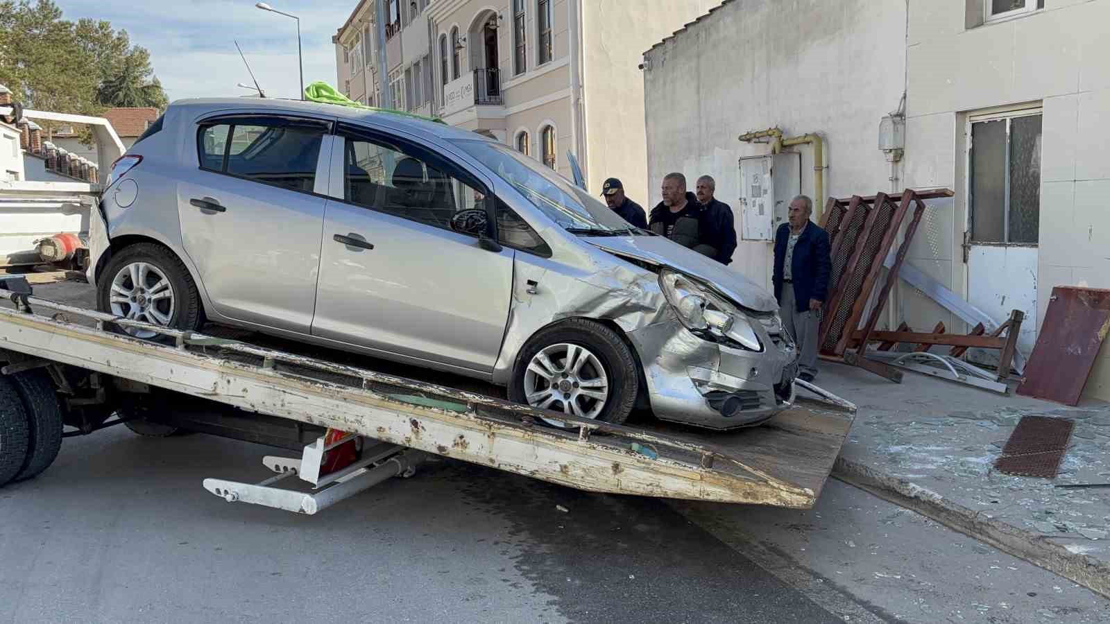 edirnede-otomobil-firina-girdi-4-yarali