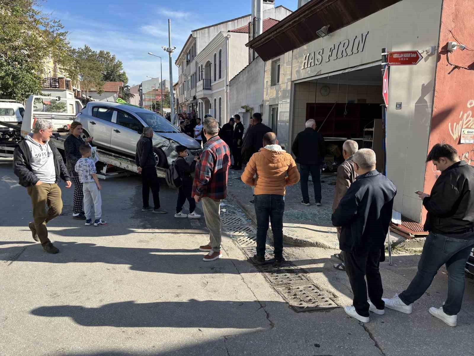 edirnede-otomobil-firina-girdi-4-yarali