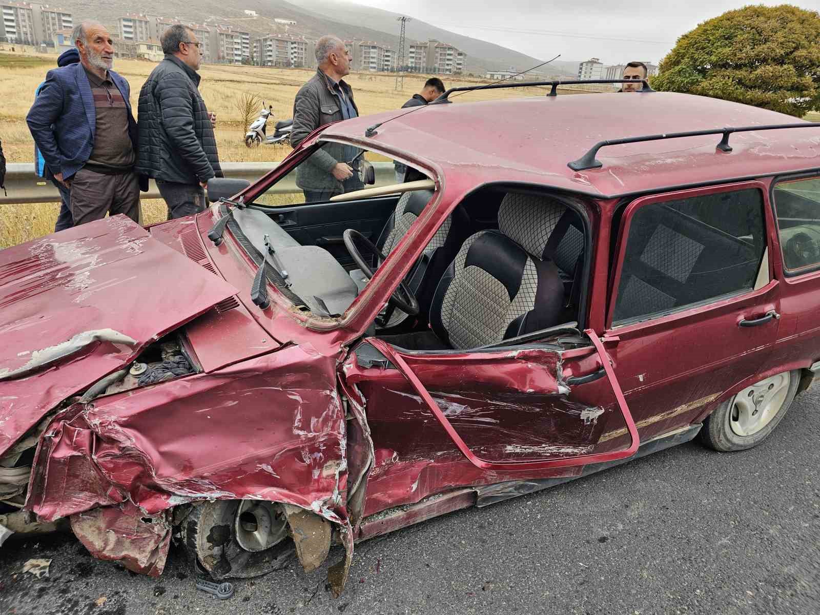 elazigda-trafik-kazasi2si-agir-4-yarali