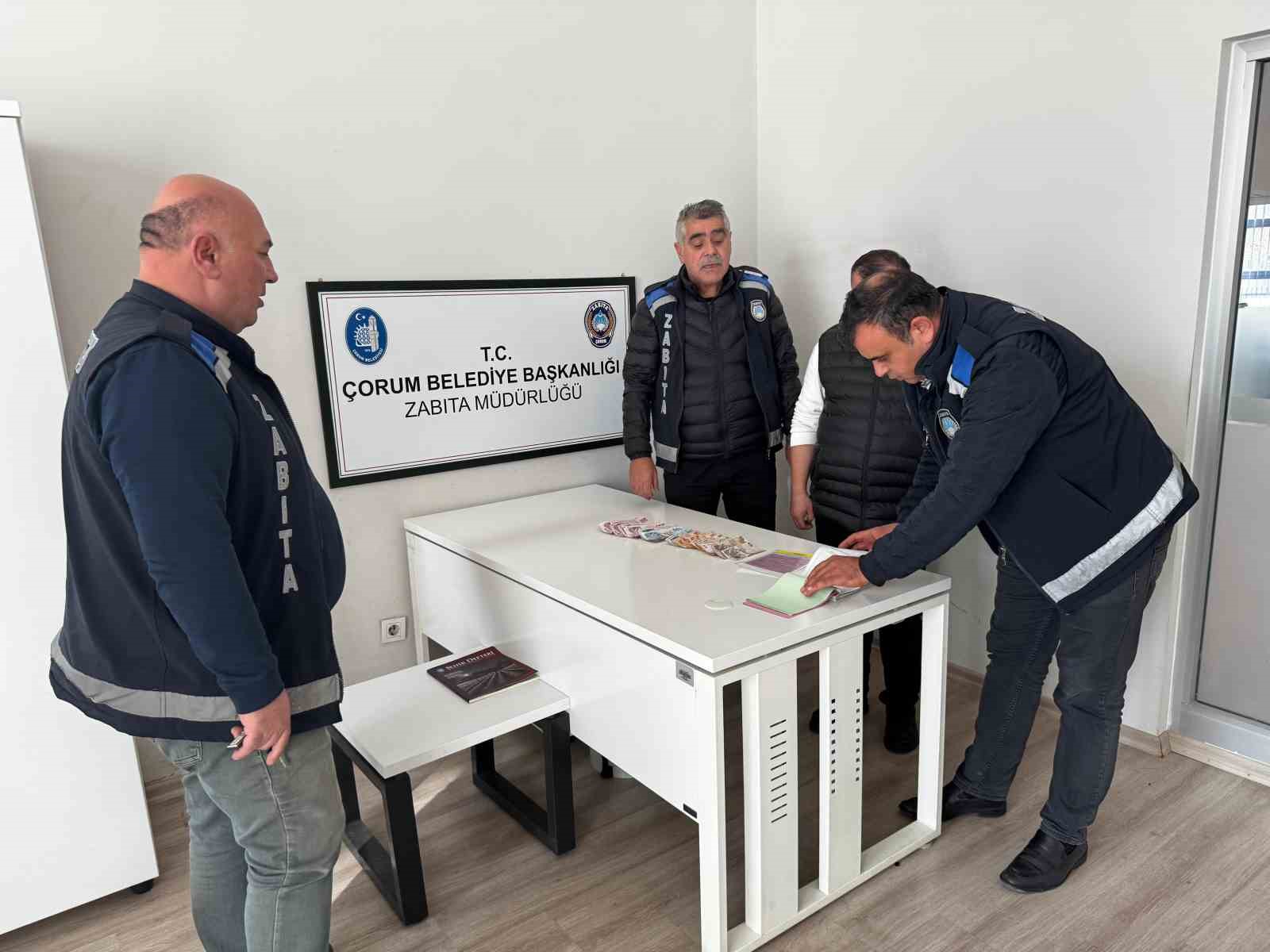 esnaftan-para-toplayan-dilencinin-uzerinden-9-bin-tl-cikti