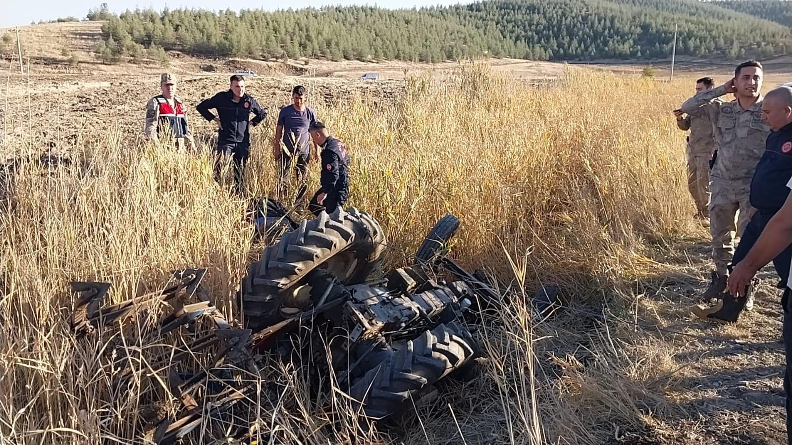 gaziantepte-devrilen-traktorun-surucusu-hayatini-kaybetti